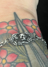 Load image into Gallery viewer, skull and flower bracelet