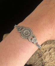 Load image into Gallery viewer, flower victorian brooch bracelet