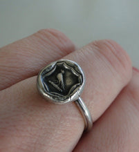 Load image into Gallery viewer, Silver raven ring. Silver Crow ring. Antique wax seal ring. Emblem of knowledge. Handmade in your size.