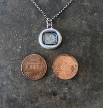 Load image into Gallery viewer, Cuislin mo Chroí, pulse of my heart.  My Sweetheart in Irish.  Irish language pendant with Shamrock.