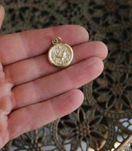9 carat solid gold &#39;You have a loyal friend&#39; medieval seal impression pendant.